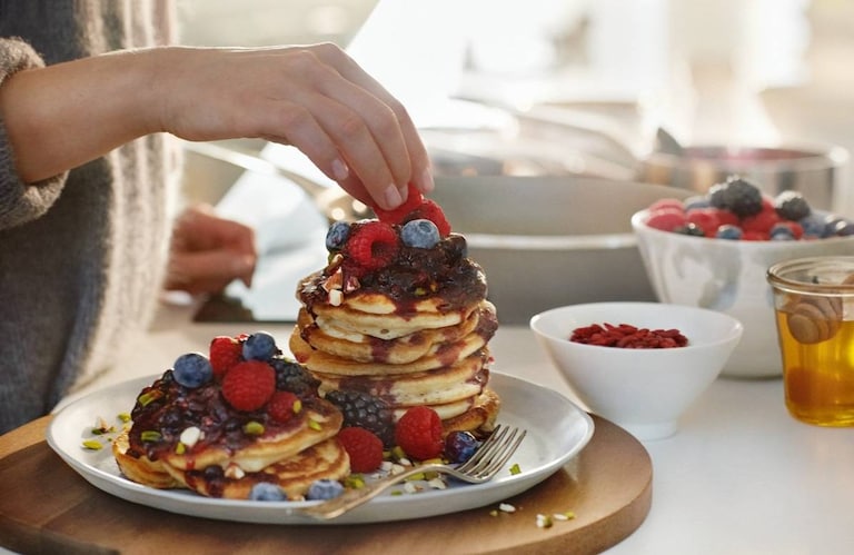 Pancakes et sa compotée de fruits rouges, pistaches et amandes grillées