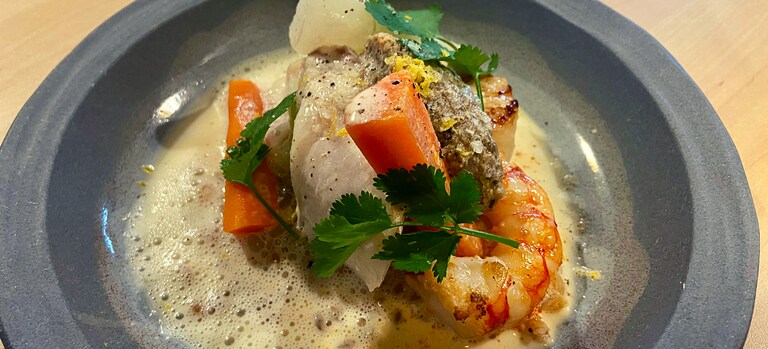Cabillaud, Saint-Jacques et Gambas en blanquette contemporaine, Riste d'aubergines grillées bio axi&terra et petit épeautre
