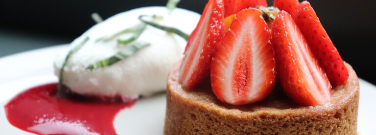 Palet Breton aux fraises, compotée d'abricots au basilic et crème fouettée à la fêve de Tonka