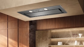 Integrated cooker hood in a kitchen.