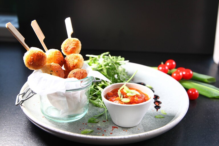 Billes de mozzarella panée et sa sauce tomate