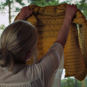Femme en admiration devant son pull bleu en laine