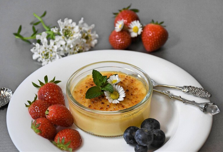 Crème caramel aux fruits frais