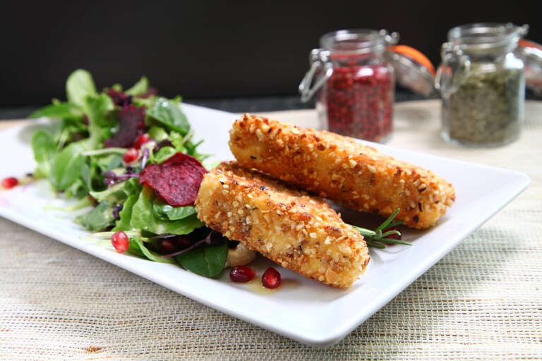 Feta panée à la noisette et laitue vinaigrée