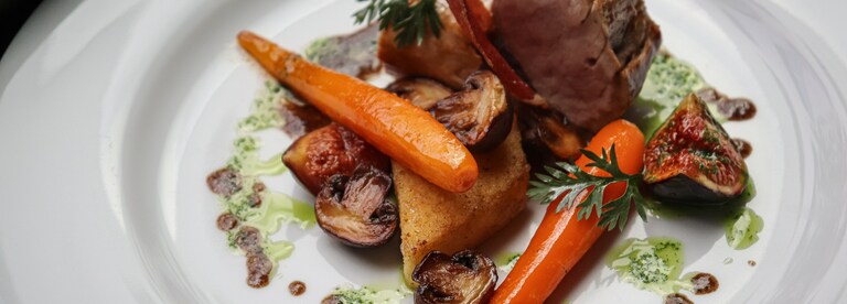 Mignon de porc, jus de champignons corsé, polenta et carottes glacées 