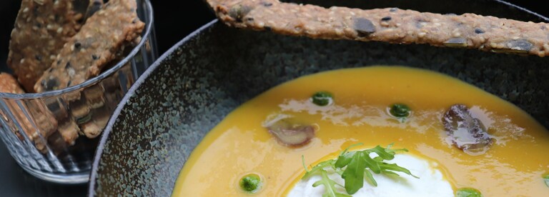 Velouté de courge à la châtaigne, oeuf poché, crackers au sarrazin et pesto de roquette