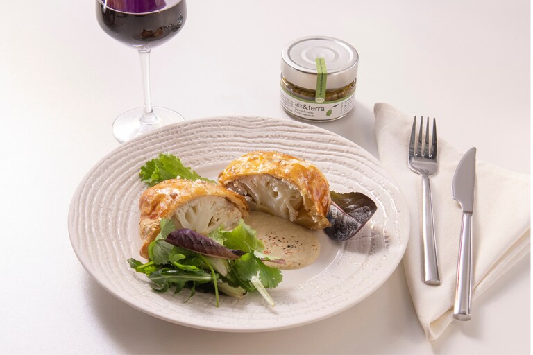 Pithiviers de chou-fleur avec délice d'anchoïade et crème de tapenade verte bio