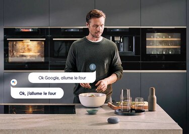 homme parlant à Google Home