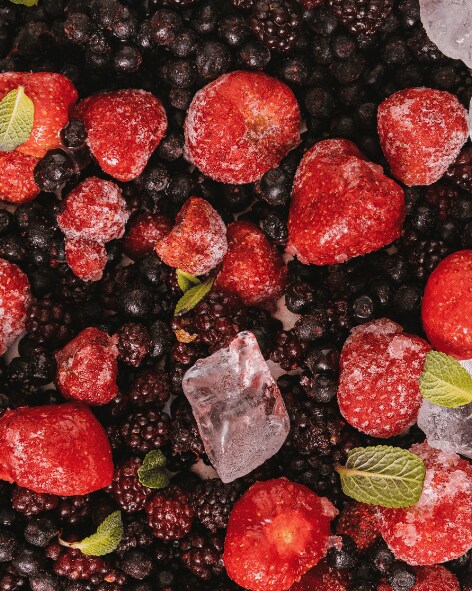 Açaï Bowl aux fruits rouges, granola et pollen d’abeille