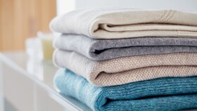 Une pile de vêtements fraîchement sortis du sèche-linge