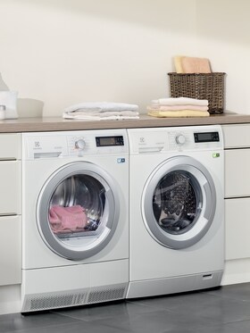 Le lave-linge UltraCare Eco à côté du sèche-linge DelicateCare