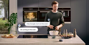 uomo che parla con Google Home