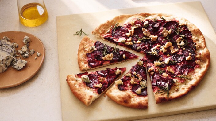 Pizza noix, bleu et betterave