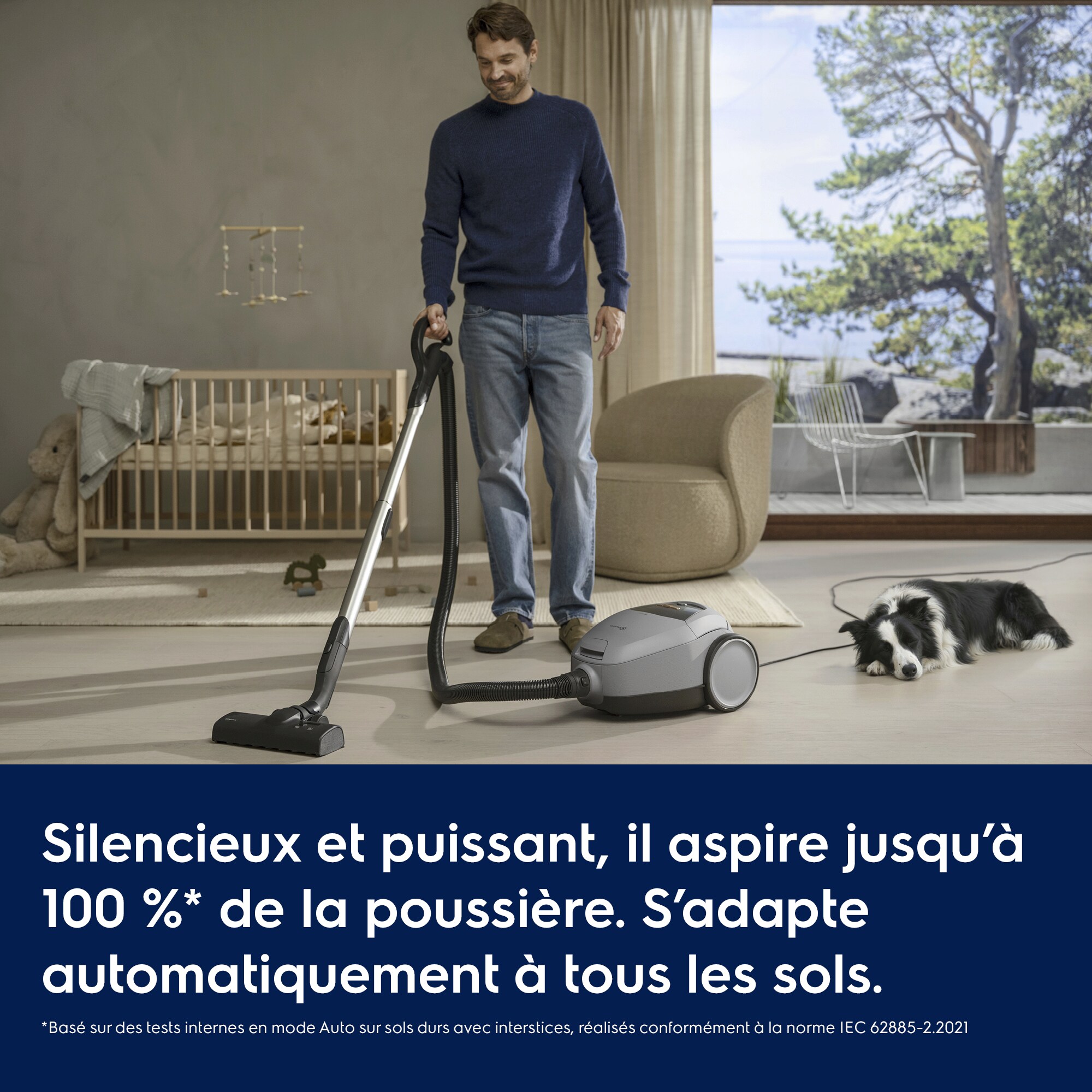 Silencieux et puissant, il aspire jusqu’à 100 %* de la poussière. S’adapte automatiquement à tous les sols.     *Basé sur des tests internes en mode Auto sur sols durs avec interstices, réalisés conformément à la norme IEC 62885-2.2021