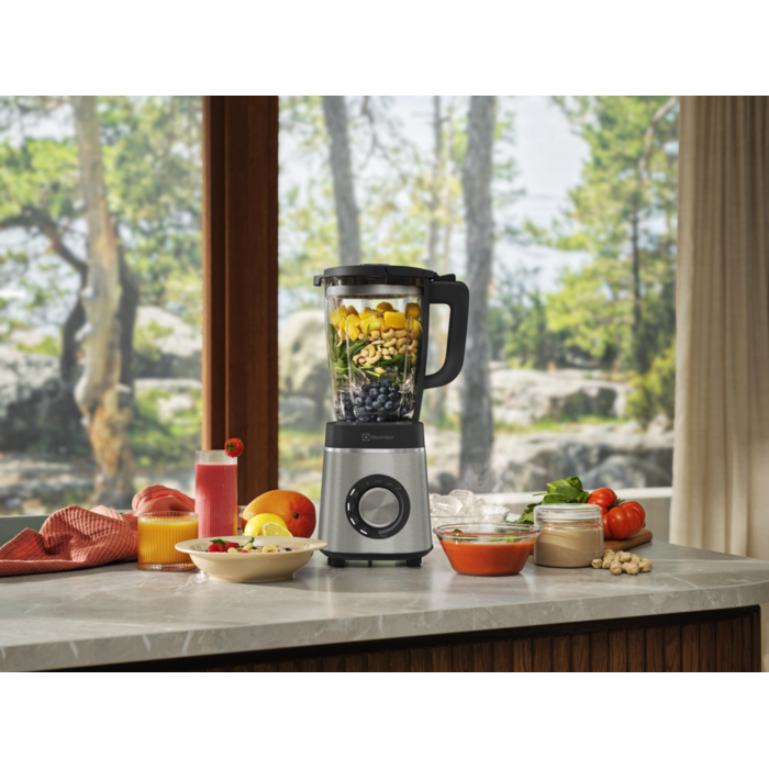Powerful, versatile 600 model for icy smoothies or 100°C soups.