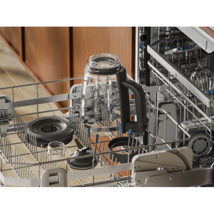 Dishwasher-safe parts and removable blades for easy clean-up.