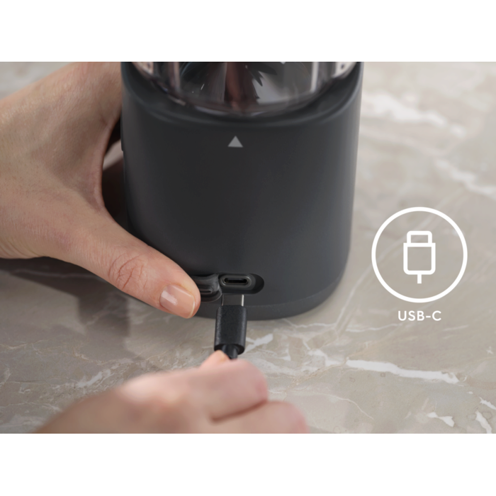 The portable blender recharges via its 60 cm, USB-C cable.