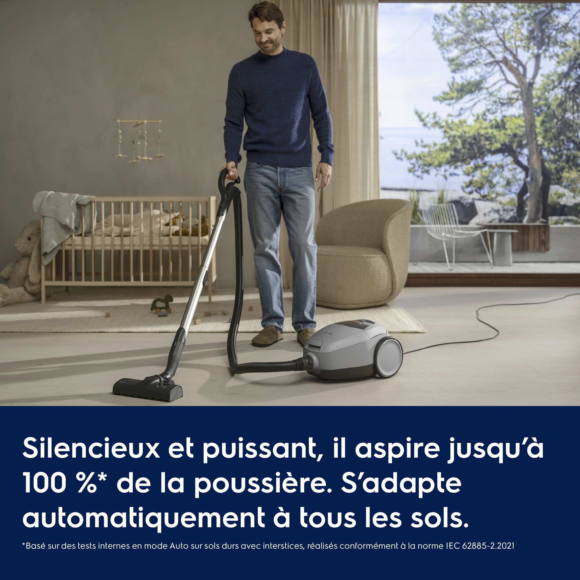 Silencieux et puissant, il aspire jusqu’à 100 %* de la poussière. S’adapte automatiquement à tous les sols.     *Basé sur des tests internes en mode Auto sur sols durs avec interstices, réalisés conformément à la norme IEC 62885-2.2021