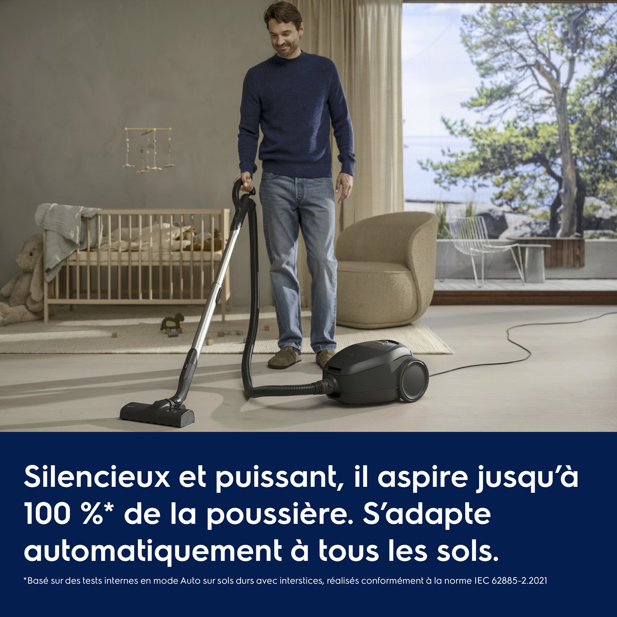 Silencieux et puissant, il aspire jusqu’à 100 %* de la poussière. S’adapte automatiquement à tous les sols.     *Basé sur des tests internes en mode Auto sur sols durs avec interstices, réalisés conformément à la norme IEC 62885-2.2021
