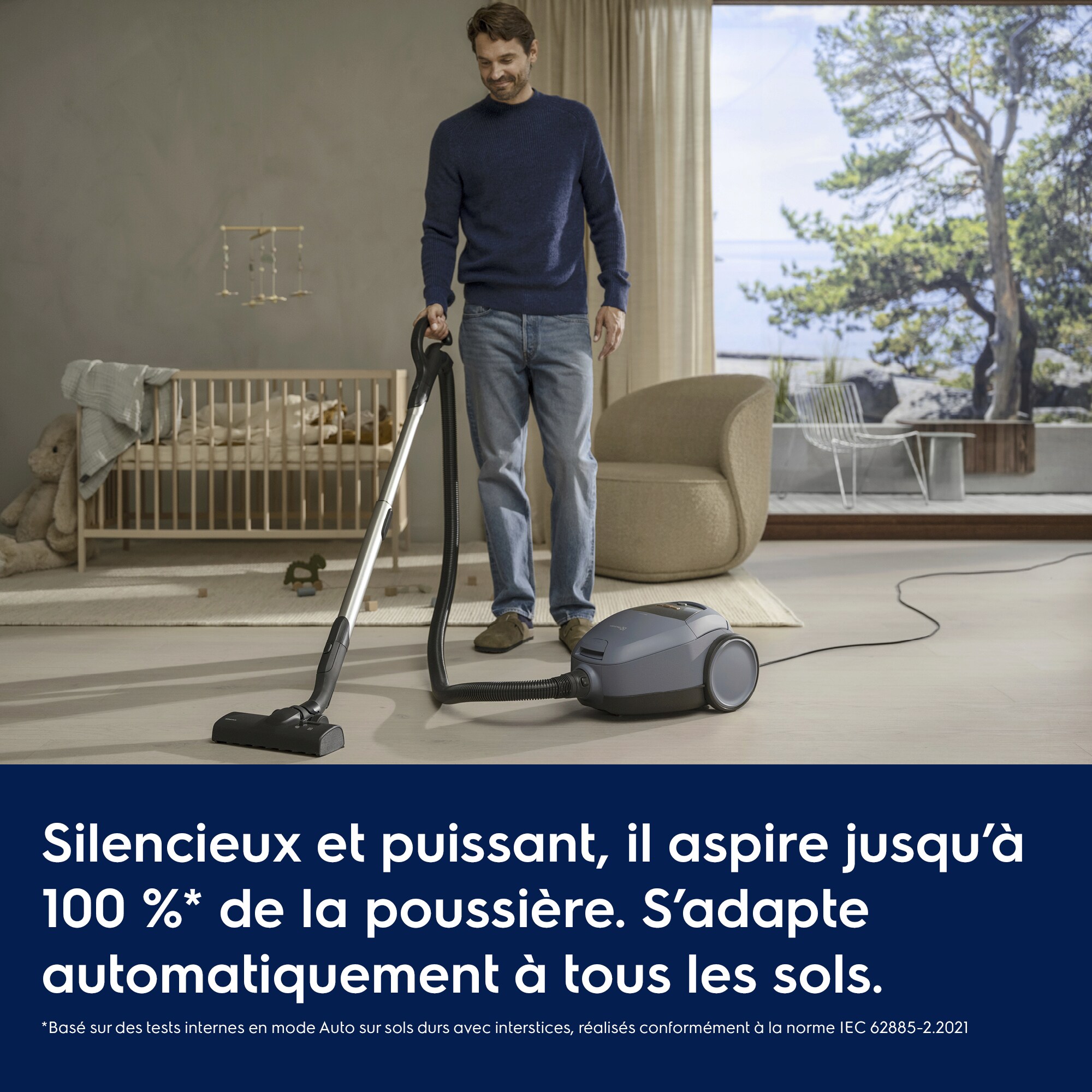 Silencieux et puissant, il aspire jusqu’à 100 %* de la poussière. S’adapte automatiquement à tous les sols.     *Basé sur des tests internes en mode Auto sur sols durs avec interstices, réalisés conformément à la norme IEC 62885-2.2021