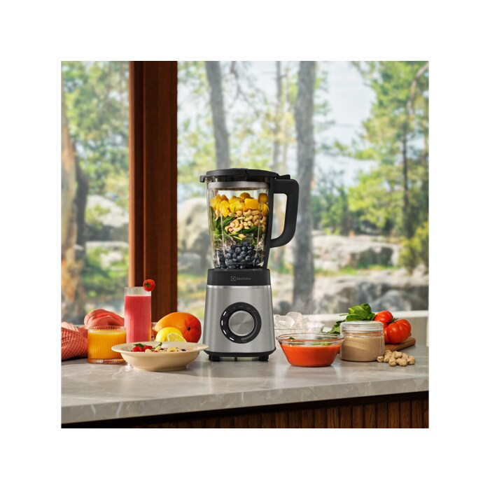 Powerful, versatile 600 model for icy smoothies or 100°C soups.