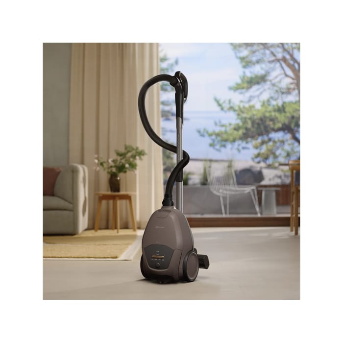 700 Silent Bagged Cleaner – silent power for everyday cleaning.