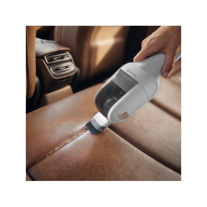 The small dusting brush gently cleans uneven or delicate surfaces, such as crevices in cars.