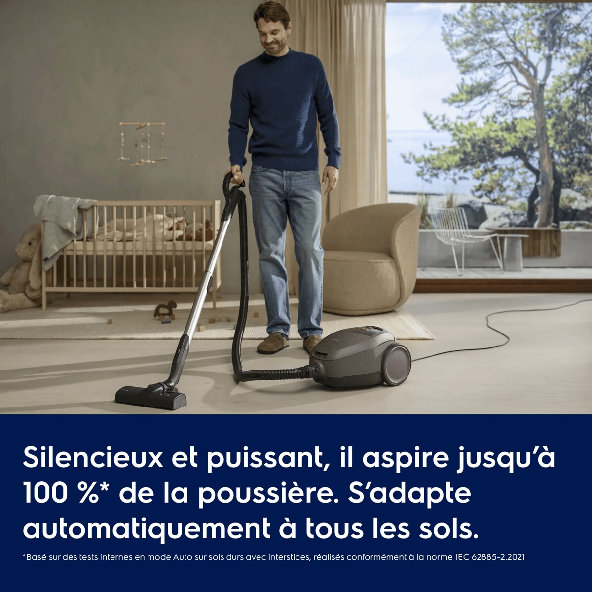 Silencieux et puissant, il aspire jusqu’à 100 %* de la poussière. S’adapte automatiquement à tous les sols.     *Basé sur des tests internes en mode Auto sur sols durs avec interstices, réalisés conformément à la norme IEC 62885-2.2021