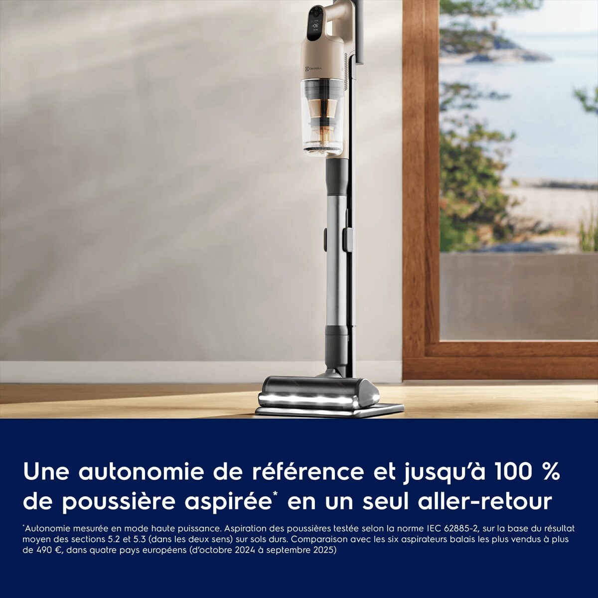 Une autonomie de référence et jusqu’à 100 % de poussière aspirée* en un seul aller-retour
     *Autonomie mesurée en mode haute puissance. Aspiration des poussières testée selon la norme IEC 62885-2, sur la base du résultat moyen des sections 5.2 et 5.3 (dans les deux sens) sur sols durs. Comparaison avec les six aspirateurs balais les plus vendus à plus de 490 €, dans quatre pays européens (d’octobre 2024 à septembre 2025).
