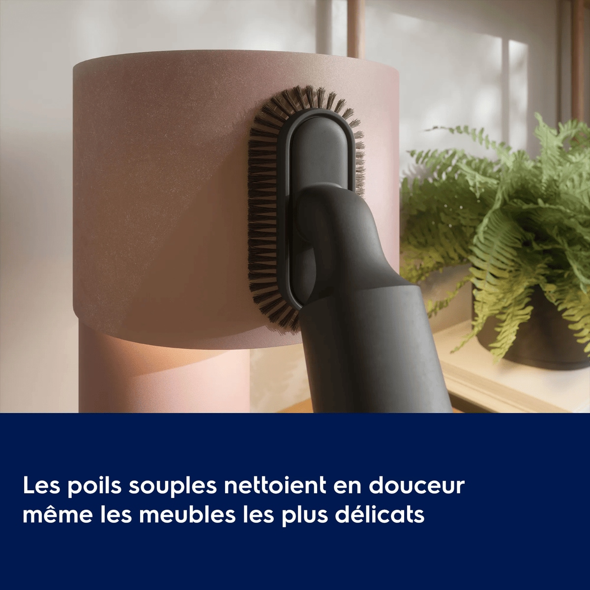 Les poils souples nettoient en douceur jusqu’aux meubles les plus délicats