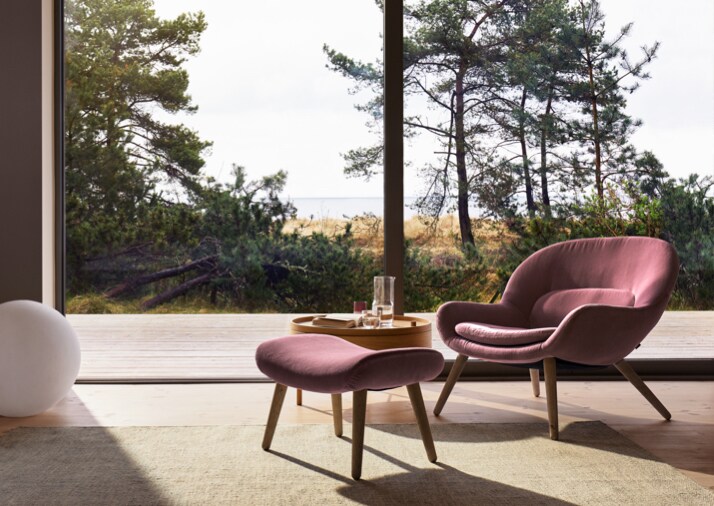 Une fille jouant avec un chien