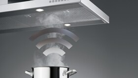 Vapeur s'échappant d'une casserole vers une hotte