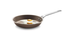 Œufs frits dans la poêle antiadhésive.