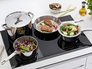 De la viande et des légumes préparés avec la poêle à frire, la casserole conique et le chinois Infinite Chef