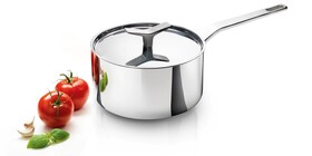 Casserole Infinite Chef de tomates et d'ail frais.