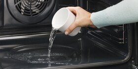 Personne versant de l'eau dans la cavité du four