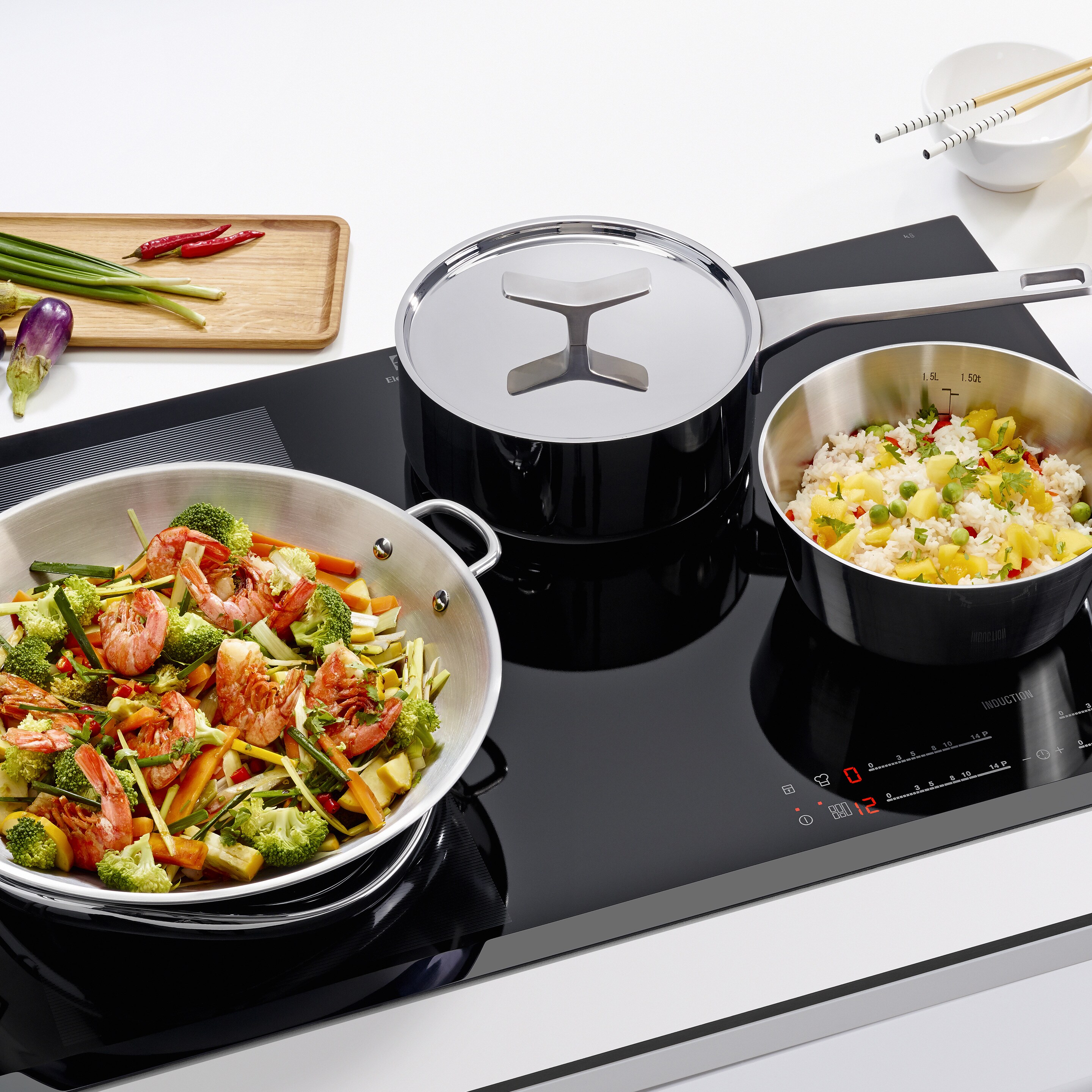Sélection de récipients sur une table à induction Electrolux