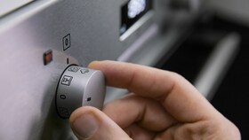 Pâtissier réglant le four sur la fonction PlusSteam