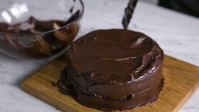 Génoise au chocolat recouverte d'un glaçage soyeux