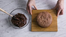 Glaçage au chocolat dans un saladier