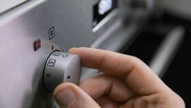 Versez l'eau dans la cavité du four vapeur Electrolux Multifunction avec PlusSteam et tournez la molette PlusSteam
