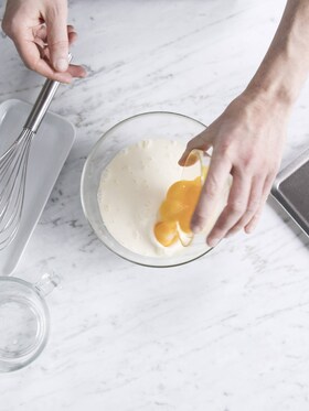 Pâtissier mélangeant les ingrédients de la crème