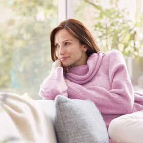 Femme blottie dans son pull en laine