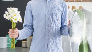Chemise moitié lisse moitié froissée, preuve de la puissance de la vapeur sur le linge