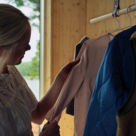 Femme en admiration devant son chemisier bien lavé
