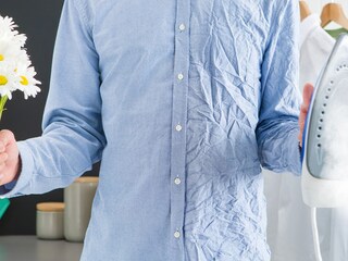 Chemise moitié lisse moitié froissée, preuve de la puissance de la vapeur sur le linge