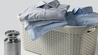 Pile de T-shirts dans un panier à linge