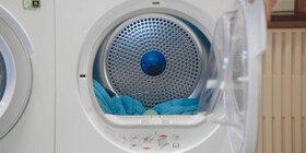 Gros plan d'une boule de séchage dans un sèche-linge Electrolux