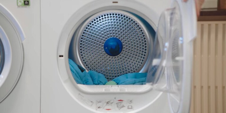 Gros plan d'une boule de séchage dans un sèche-linge Electrolux