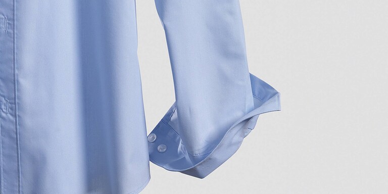 Chemise bleue déboutonnée